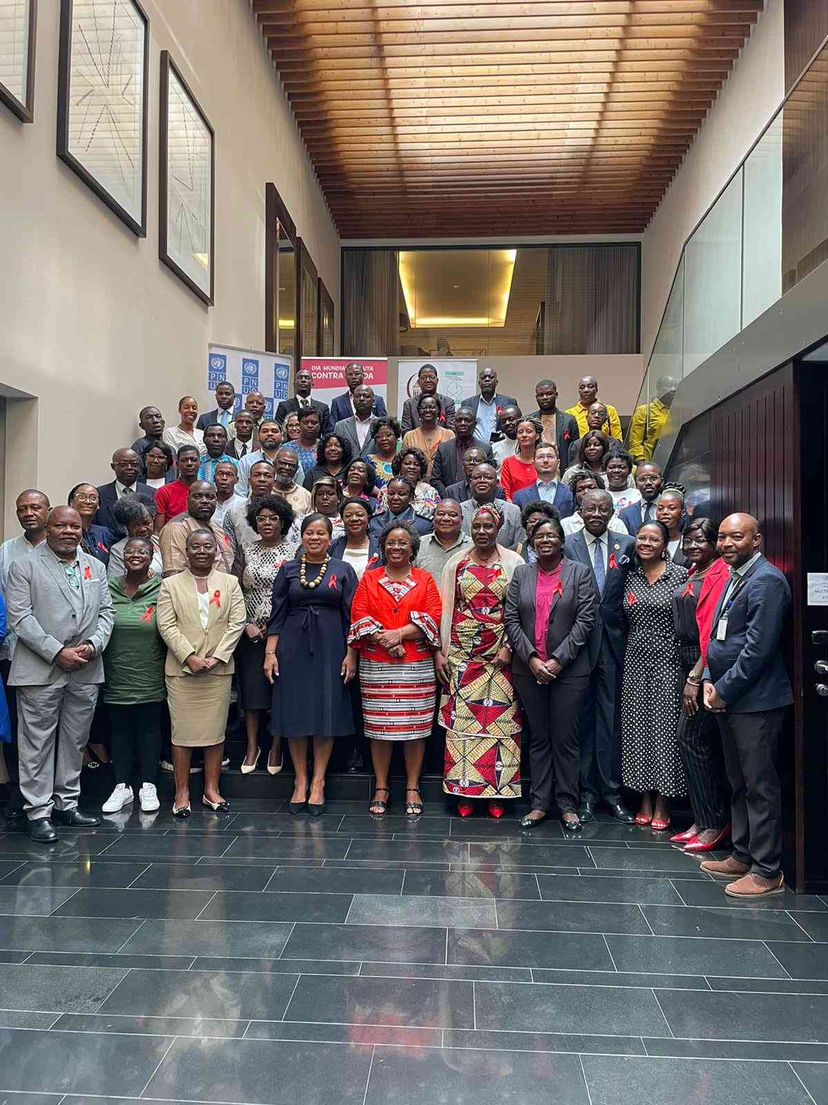 Partes interessadas, incluindo membros da Assembleia Nacional de Angola e representantes de organizações da sociedade civil, posam para uma fotografia de recordação durante um workshop para rever a lei angolana sobre o VIH e a SIDA, em Luanda, na quarta-feira.