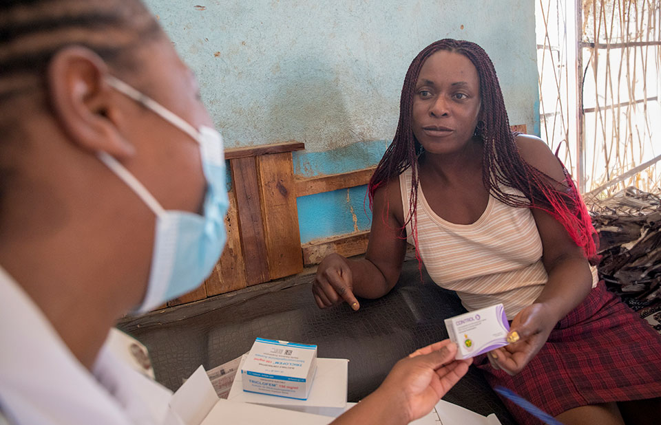 18 de novembro de 2020: Skyline Kudzuramoto recebe pílulas anticoncepcionais de uma clínica móvel instalada no Musiyiwa Nite Club em Nzvimbo, Zimbabué.