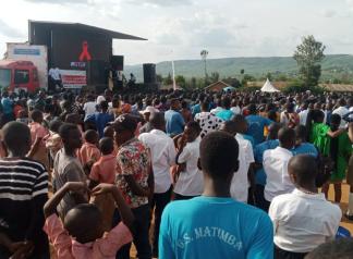 Des habitants du district de Nyagatare pendant la campagne de 10 jours de RBC pour sensibiliser à la prévention du VIH, en particulier chez les jeunes. Photo : avec l'aimable autorisation de Avec l'aimable autorisation de