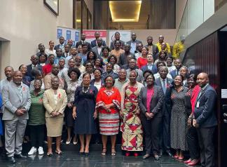 Des parties prenantes, dont des membres de l'Assemblée nationale angolaise et des représentants d'organisations de la société civile, posent pour une photo souvenir lors d'un atelier visant à réviser la loi angolaise sur le VIH et le sida, à Luanda, mercredi.