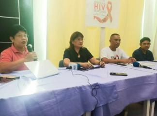 Nenita Laude-Ortega, directora nacional de AHF Filipinas (izquierda) responde a las preguntas de los medios de comunicación durante una conferencia de prensa sobre la respuesta al virus de la inmunodeficiencia humana (VIH) en la ciudad de Legazpi el miércoles (29 de mayo de 2024). La región de Bicol ha registrado 2.553 casos desde 1984, con un aumento significativo observado en los últimos tres años. (Foto cortesía de Reynard Sevillano)
