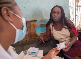 18 de novembro de 2020: Skyline Kudzuramoto recebe pílulas anticoncepcionais de uma clínica móvel instalada no Musiyiwa Nite Club em Nzvimbo, Zimbabué.